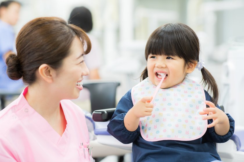 歯科検診を受ける子ども